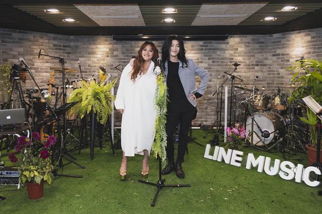 家家（左）昨与麋先生主唱圣皓同台合作。（相信音乐提供）