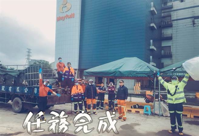 美福仓储消防人员任务完成撤退。（图取自桃园市政府消防局第三大队芦竹分队官网／陈梦茹桃园传真）