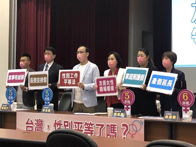 国民党主席朱立伦上午参加「台湾，性别平等了吗？」妇幼民调发表会后接受媒体採访。（赵婉淳摄）