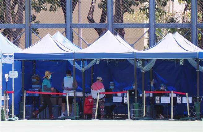 香港市民在维园临时採样中心做检测。 （摘自中新社）