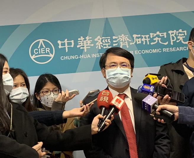 （中華經濟研究院長張傳章指出，3月台灣PMI「微跌1個百分點」的含義重大。圖／陳碧芬）