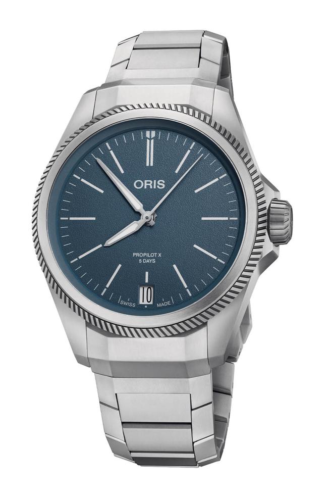 ORIS全新登场ProPilot X Calibre 400机芯腕表，有灰色、蓝色和鲑鱼色三种表盘，11万8000元。（ORIS提供）
