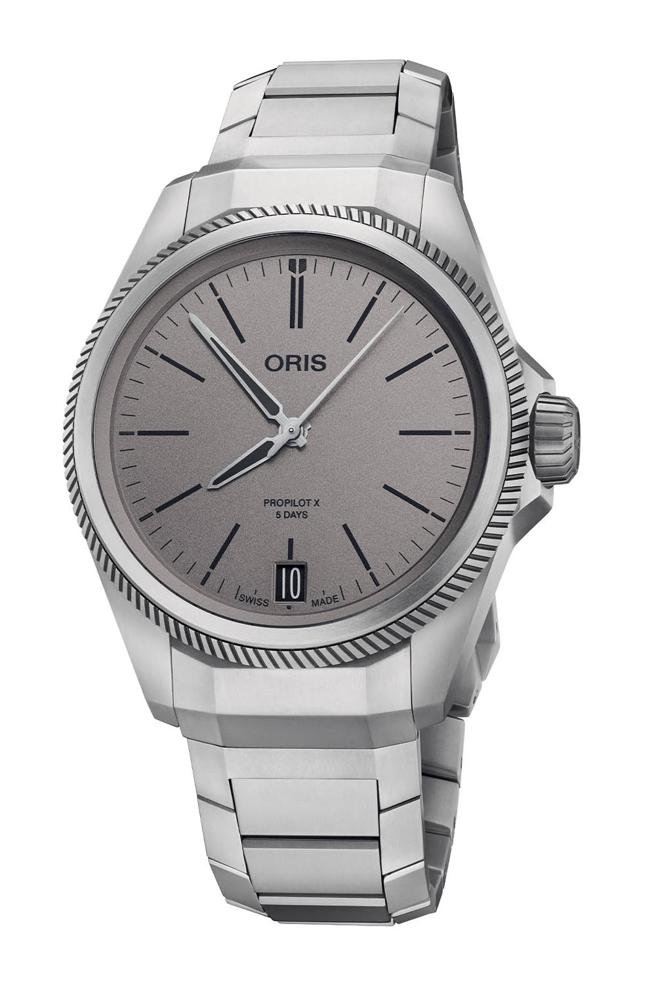ORIS全新登场ProPilot X Calibre 400机芯腕表，有灰色、蓝色和鲑鱼色三种表盘，11万8000元。（ORIS提供）