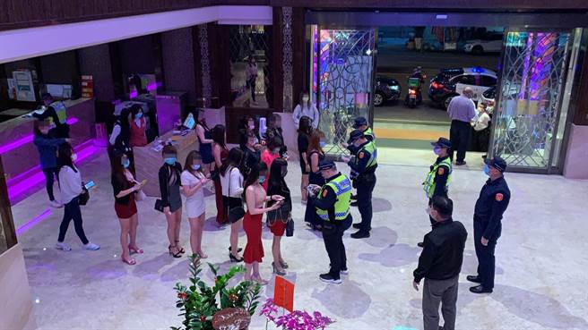 台中市警察局第二警分局在五权路与中清路上的大型舞厅及视听室等八大行业进行查察时，查获15人违反防疫规定。（民眾提供／卢金足台中传真）