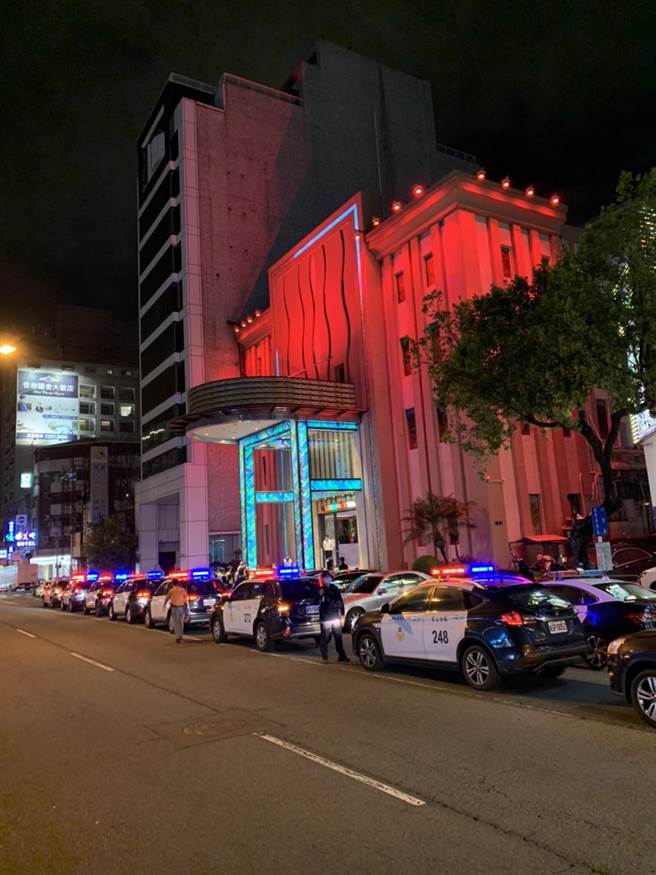 台中市警察局第二警分局在五权路与中清路上的大型舞厅及视听室等八大行业进行查察时，查获15人违反防疫规定。（民眾提供／卢金足台中传真）