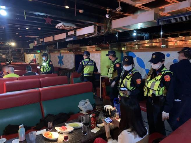 台中市警察局第二警分局在五权路与中清路上的大型舞厅及视听室等八大行业进行查察时，查获15人违反防疫规定。（民眾提供／卢金足台中传真）