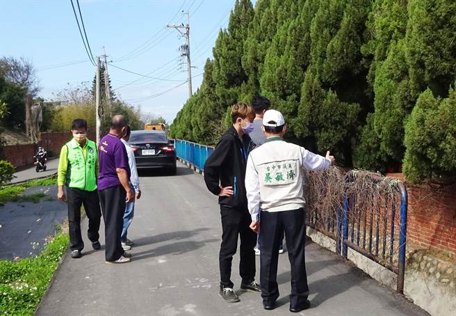 外埔区水美二崁路670巷两侧道路狭窄，西侧铁护栏严重锈蚀行经险象环生。（市议员吴敏济提供）