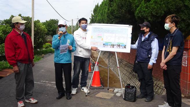 市议员吴敏济(左二)1日邀集建设局养工处海线工程队等单位，前往现场实地会勘。（市议员吴敏济提供）