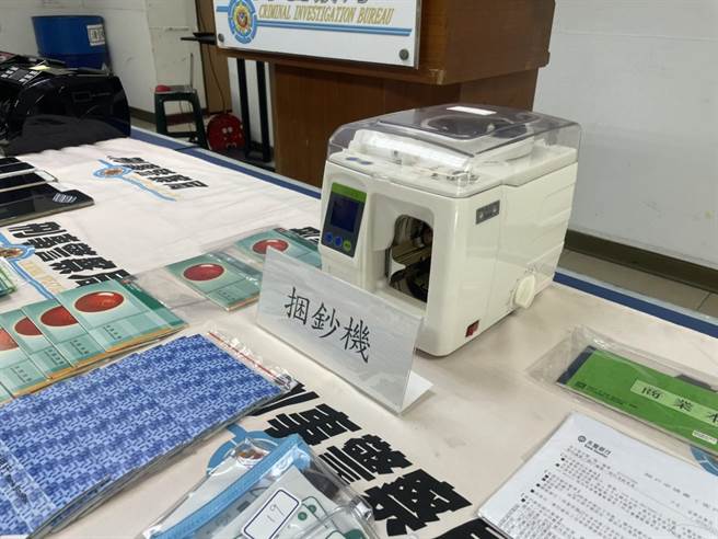 警方逮诈欺集团，并在办公室内发现捆钞机。（洪靖宜摄）