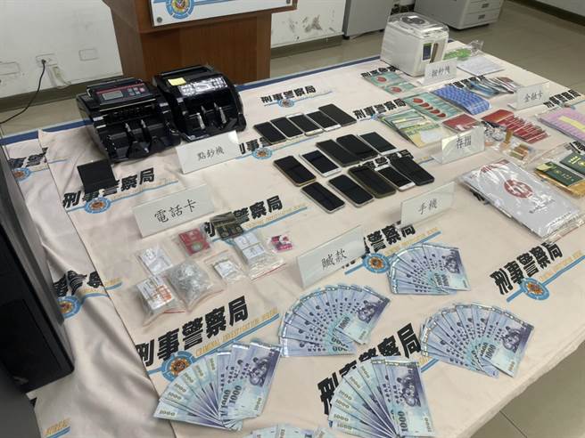 警方逮诈欺集团查扣相关证物。（洪靖宜摄）