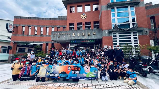 台中市政府警察局第五分局東山派出所配合轄內逢甲國小校外教學活動。（民眾提供／盧金足台中傳真）