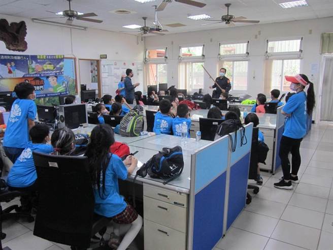 台中市政府警察局第五分局東山派出所配合轄內逢甲國小校外教學活動。（民眾提供／盧金足台中傳真）