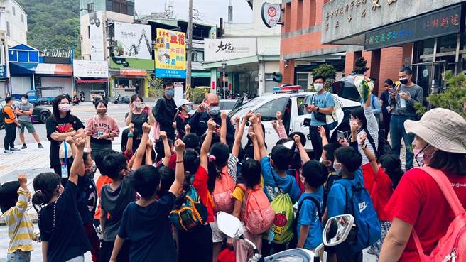 台中市政府警察局第五分局東山派出所配合轄內逢甲國小校外教學活動。（民眾提供／盧金足台中傳真）