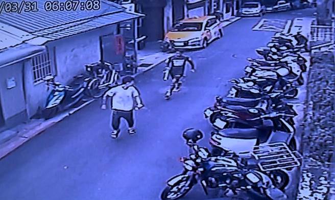 只因看一眼，兩人在路邊痛打路人。（陳鴻偉翻攝）