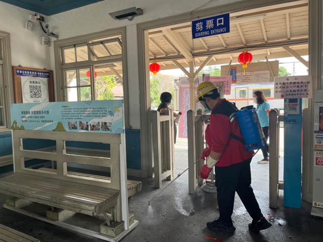 基隆确诊外籍女性曾游集集火车站，防疫人员进行清消。（南投县政府提供／廖志晃南投传真）