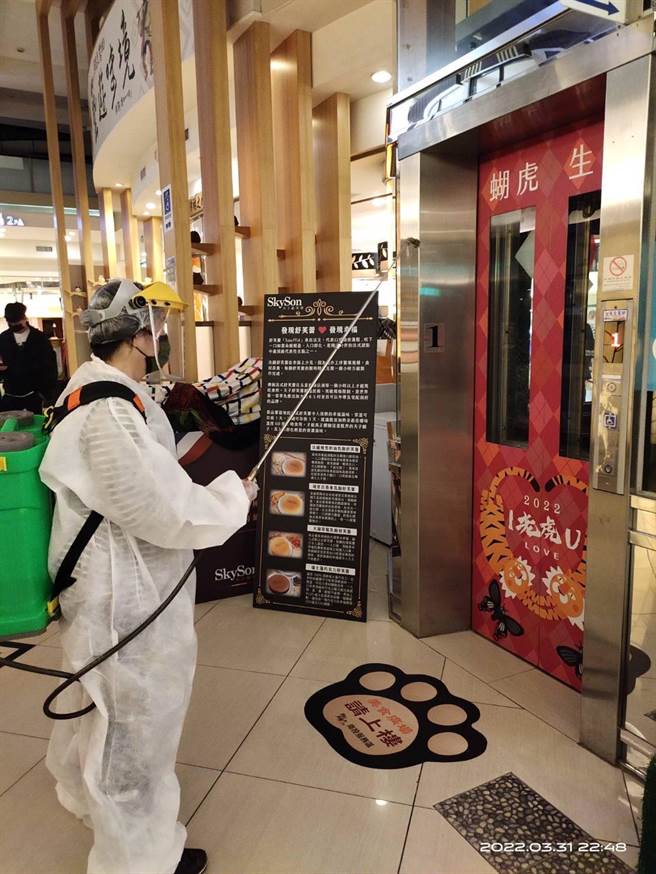 基隆确诊外籍女性曾游南投，防疫人员进行清消。（南投县政府提供／廖志晃南投传真）