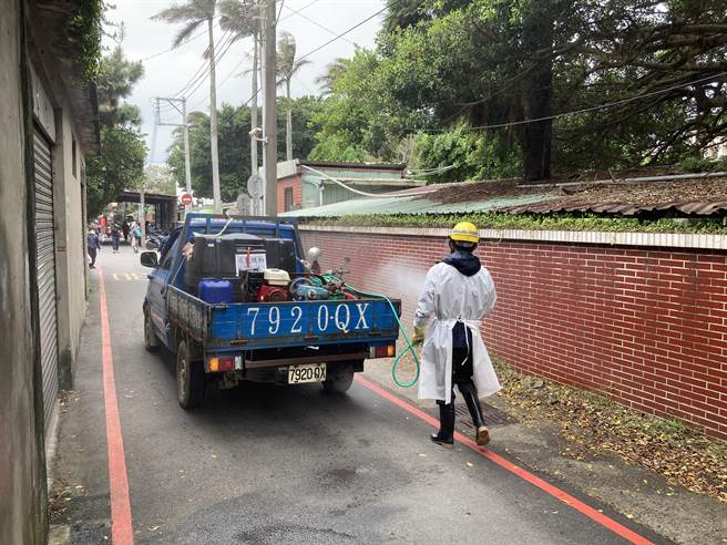 桃园市环保局针对新坡国小消毒。（桃园市环保局提供／陈梦茹桃园传真）