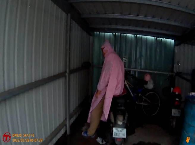 台中市一名视障男子雨天迷途街头，乌日暖警导引助返家。（民眾提供／卢金足台中传真） 