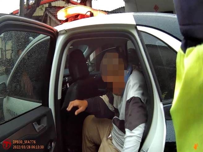 台中市一名视障男子雨天迷途街头，乌日暖警导引助返家。（民眾提供／卢金足台中传真）