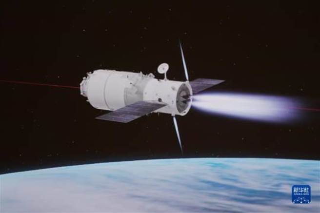 3月31日在北京航天飛行控制中心拍攝的天舟二號受控再入大氣層任務模擬圖像。／新華社