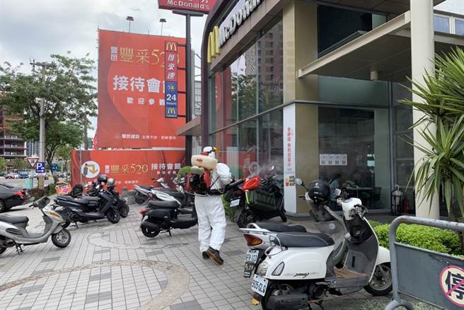 環保局在竹北自強南路麥當勞進行消毒。（新竹縣政府提供／羅浚濱新竹傳真）