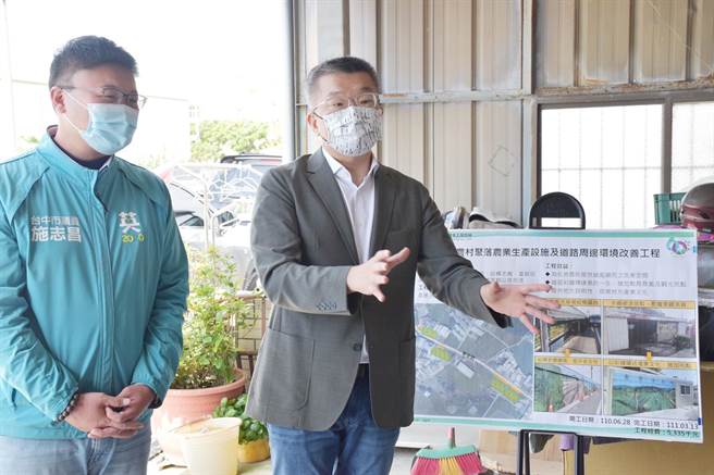 立法院副院长蔡其昌接获农民陈情，1日邀集各单位前往会勘，争取农委会经费补助，将打造成葱寮农村文化聚落。（陈世宗摄）