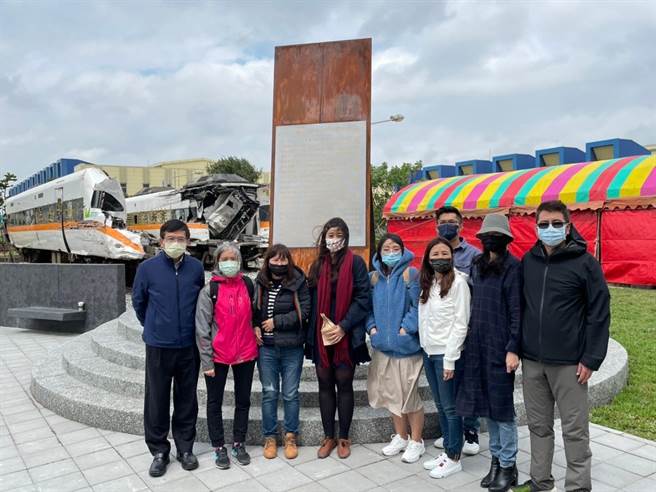 台铁太鲁阁号事故中受损最严重的车厢移至富冈机厂，交通部长王国材(左一)及家属代表等人在事故周年前夕亲赴访视(台铁提供)