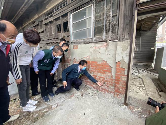 原台南刑务所木造建筑群将斥资1.3亿元修復，台南市长黄伟哲(右)说，再不抢救就来不及。(曹婷婷摄)