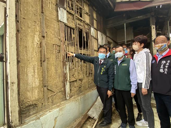 原台南刑务所木造建筑群将斥资1.3亿元修復，台南市长黄伟哲(左)说，再不抢救就来不及。(曹婷婷摄)
