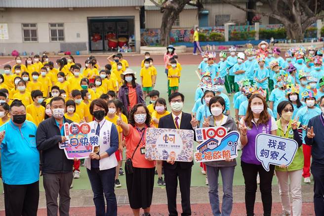 蚵寮國小今日喜迎百年校慶，市長陳其邁期許學校風華再現、再耀榮光，邁向下一個百年。(高雄市政府教育局提供／林雅惠傳真)