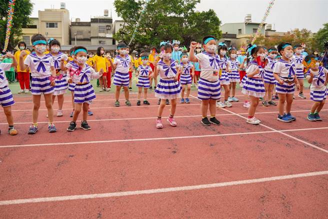 蚵寮國小今日喜迎百年校慶，市長陳其邁期許學校風華再現、再耀榮光，邁向下一個百年。(高雄市政府教育局提供／林雅惠傳真)