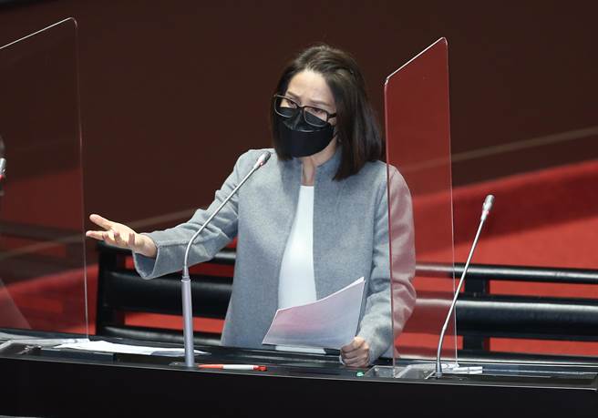 立委高金素梅在1日質詢中質疑蔡政府跟著歐美經濟制裁俄羅斯，卻沒有沙盤推演或盤點我方面臨的經濟衝擊或損失。（姚志平攝）