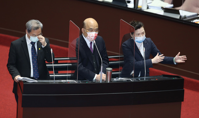 針對立委高金素梅質疑蔡政府跟著歐美經濟制裁俄羅斯，卻沒有沙盤推演或盤點我方面臨的經濟衝擊或損失，經濟部長王美花（右起）、行政院長蘇貞昌、國發會主委龔明鑫上台備詢，王表示能源部分已尋求其他國家進口。（姚志平攝）