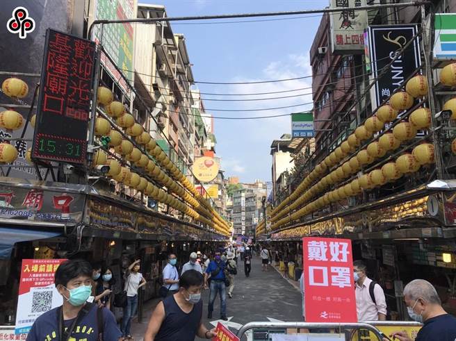 基隆廟口周邊1日中午傳出停電，台電回應因愛三高幹＃14變壓器故障導致。（本報資料照片）