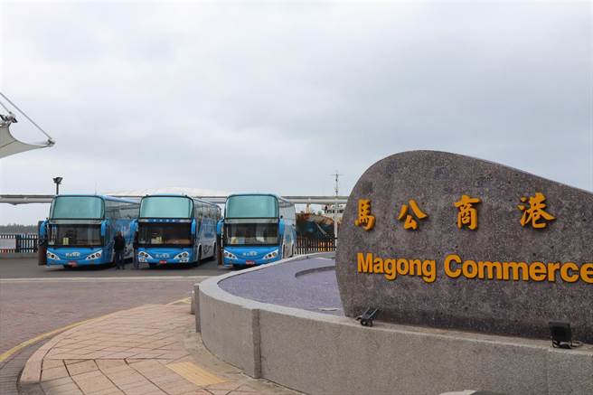 石滬廣場旁停了3輛嶄新的遊覽車，可惜卻沒有任何一艘從台灣過來澎湖的船靠岸。