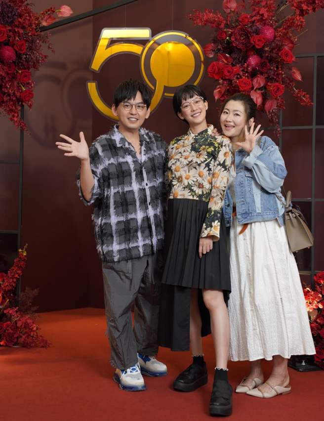 黃子佼、孟耿如夫妻和Selina在慶生派對上開心合影。（摘自黃子佼臉書）