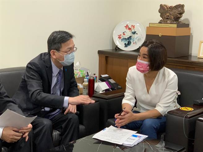 民航局長林國顯主動拜會立委陳玉珍等人，說明離島居民票價負擔維持不變。（立委陳玉珍國會辦公室提供）