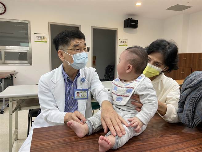 台中市一名8个月大男婴，因异位性溼疹反覆发作，寻求小儿科治疗两周后，症状大多缓解。（卢金足摄）