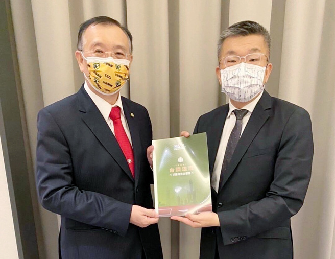 台鋼集團會長謝裕民（左）代表遞交經營企劃書給中職會長蔡其昌。（中職提供）