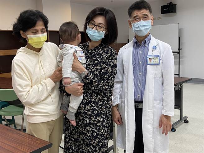 8个月大的小男婴今日到台中医院，异位性溼疹復原，露出可爱笑容，挥别手脚常抓痒的情况。（卢金足摄）