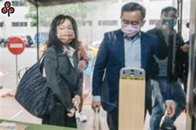 国务机要费台湾高等法院更二审1日进行辩论程序，陈致中（前右）及黄睿靓（前左）到高院出庭被问及母亲的病情，陈只说谢谢。(郭吉铨摄)