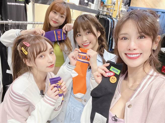 林襄（左起）、Yuri、陈伊、沐妍在西门街头开心自拍。（狼谷娱乐提供）