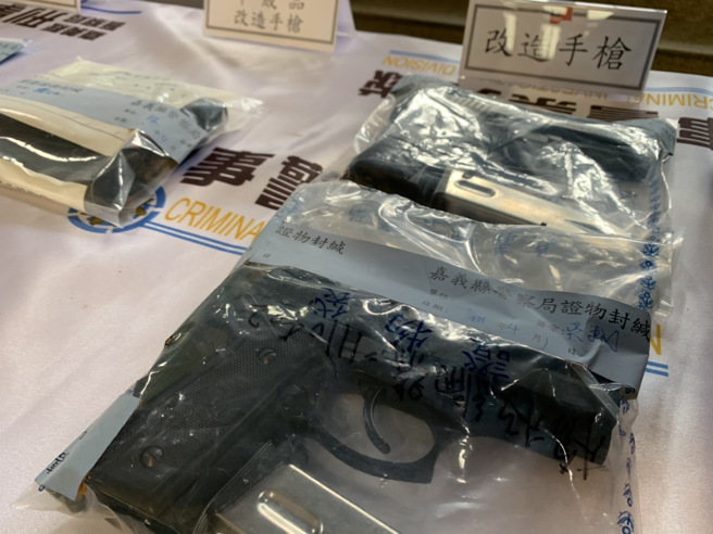 警方在3小时内找到开枪嫌犯，并在其住处查获2支改造手枪、子弹18颗。(吕妍庭/嘉义传真)