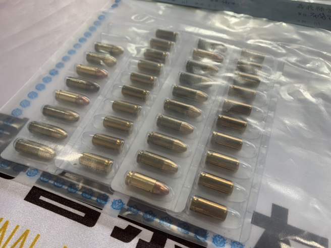 警方在3小时内找到开枪嫌犯，并在其住处查获2支改造手枪、子弹18颗。(吕妍庭/嘉义传真)