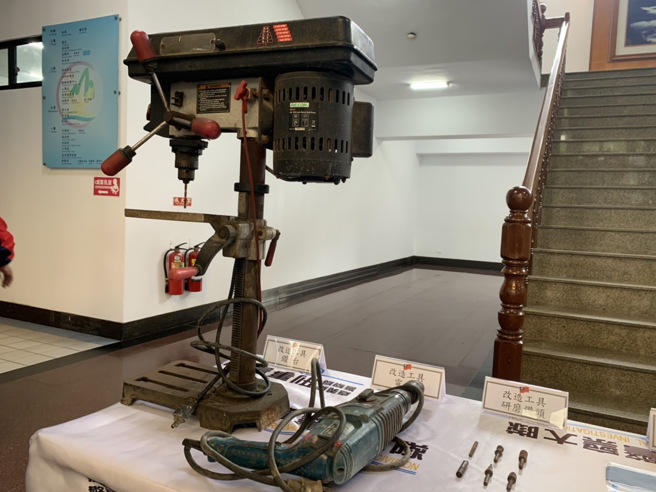 警方在3小时内找到开枪嫌犯，并在其住处查获2支改造手枪、子弹18颗。(吕妍庭/嘉义传真)