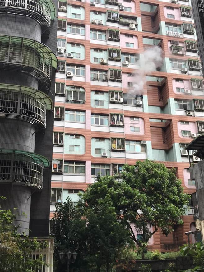 新北市汐止區樟樹一路某社區大樓今（1日）下午1時許傳出火警，消防局獲報前往搶救。（翻攝）