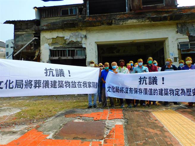 居民抗议，要求解除田町斋场被登录为歷史建筑的指定。（巿议员李乔如提供）