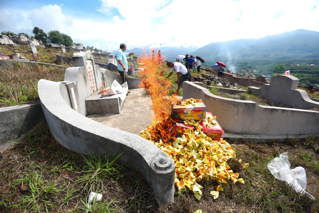 毒理学专家招名威提醒，清明扫墓时焚香拜拜、烧纸钱恐引发致癌危机。(示意图／Shutterstock)