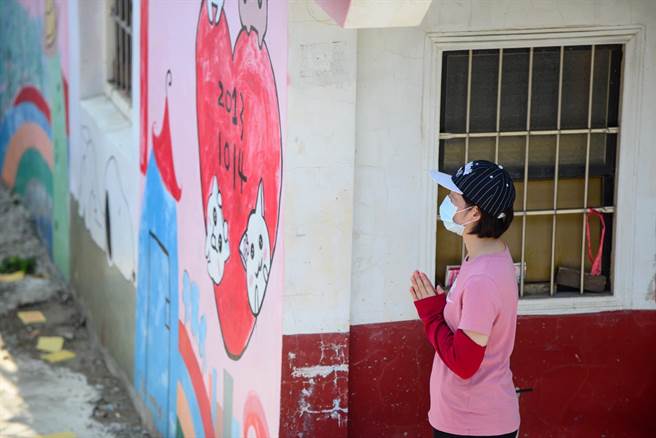 大甲妈祖神轿经过时，信眾双手合十，以「心香」代替钻轿。（大甲镇澜宫提供）