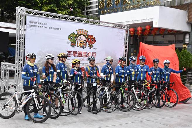 苗栗市黑頭仔單車隊連續多年伴騎北港進香團。（謝明俊攝）